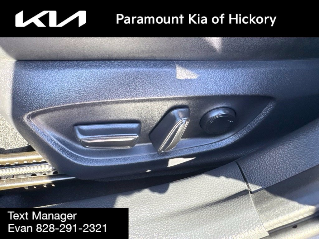 Used 2025 Toyota Prius XLE FWD image 16