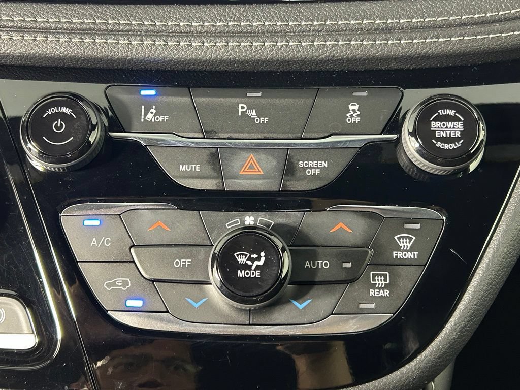 Used 2023 Chrysler Pacifica Limited w/ Uconnect Theater Family Group FWD image 24