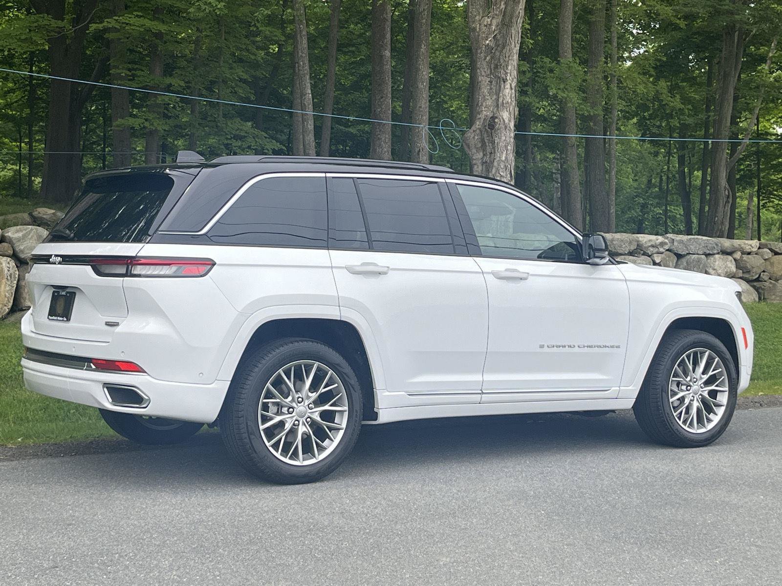 Used 2025 Jeep Grand Cherokee Summit w/ Luxury Tech Group V AWD/4WD image 30