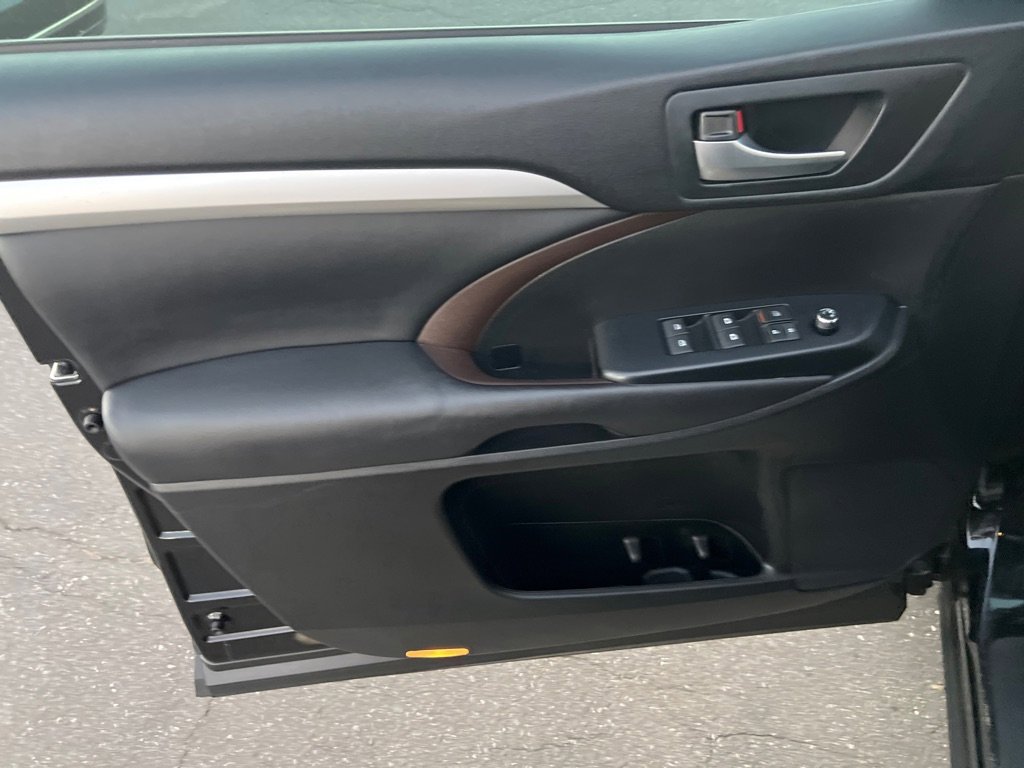 Used 2017 Toyota Highlander XLE image 13