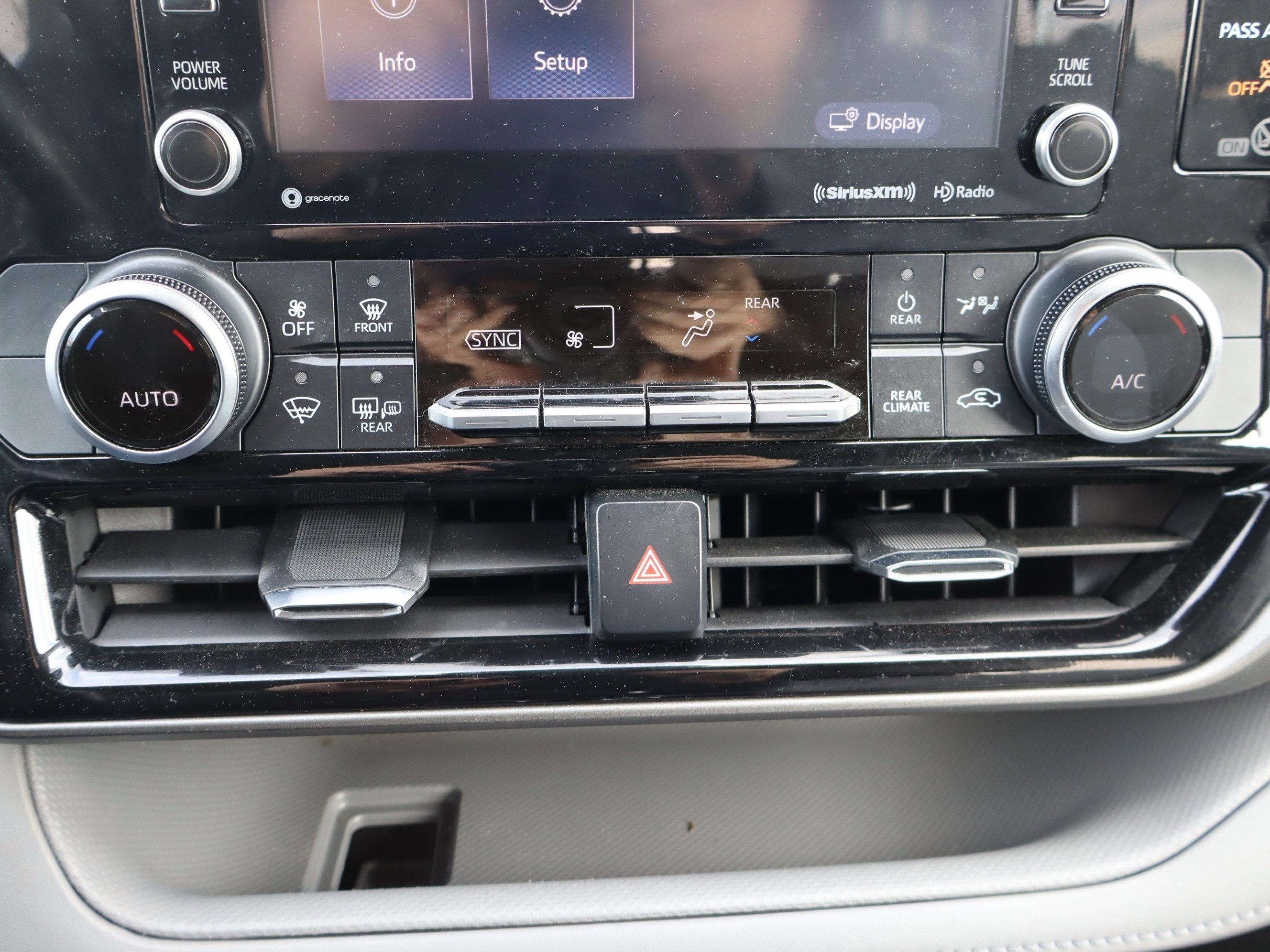 Used 2021 Toyota Highlander LE FWD image 27