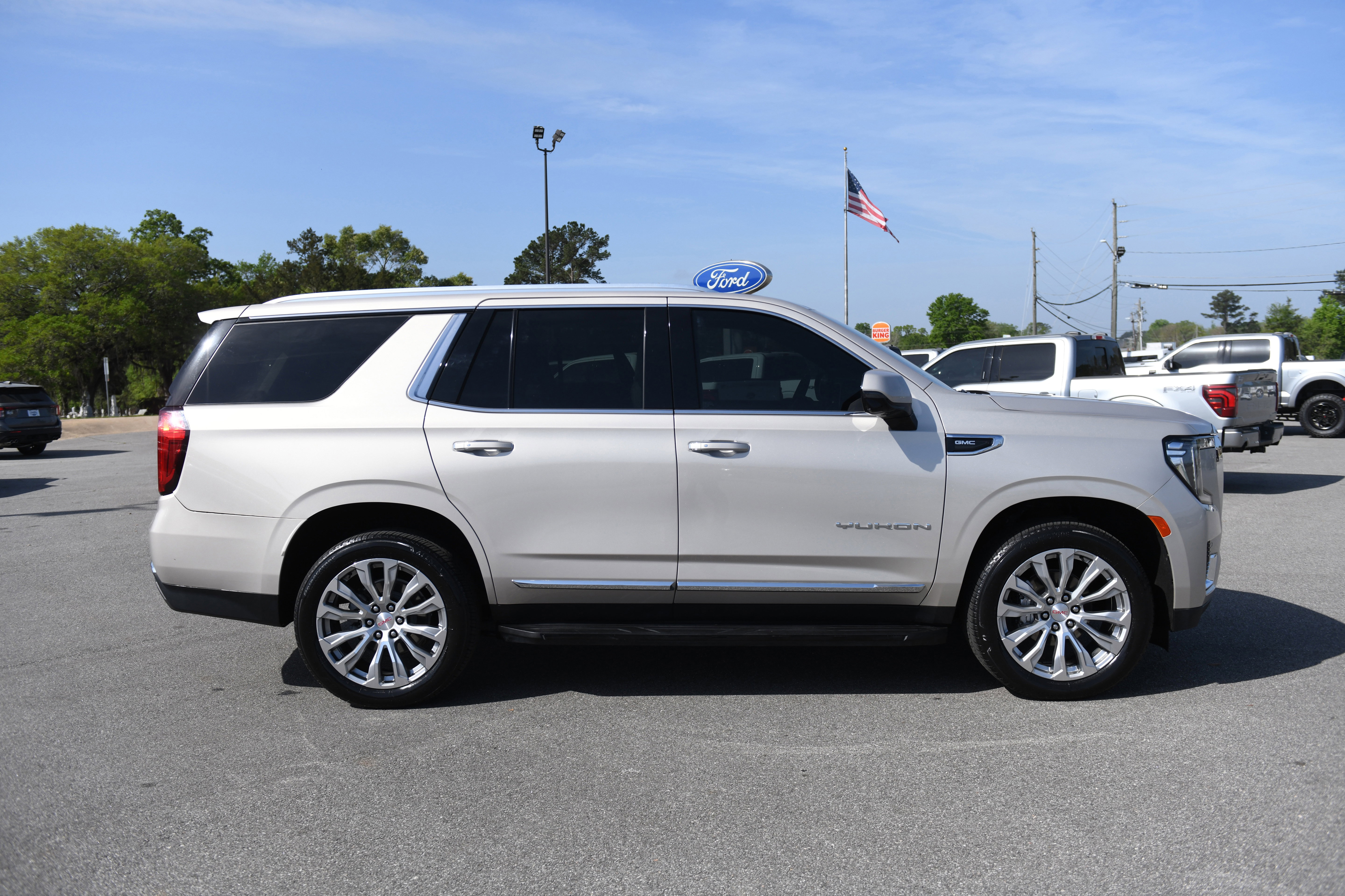 Used 2021 GMC Yukon SLT w/ SLT Luxury Plus Package image 1