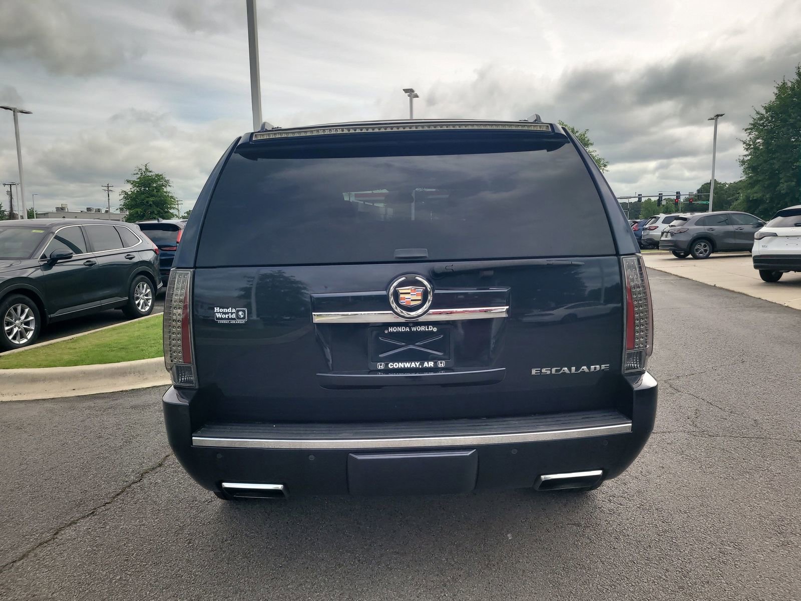 Used 2013 Cadillac Escalade Premium RWD image 4