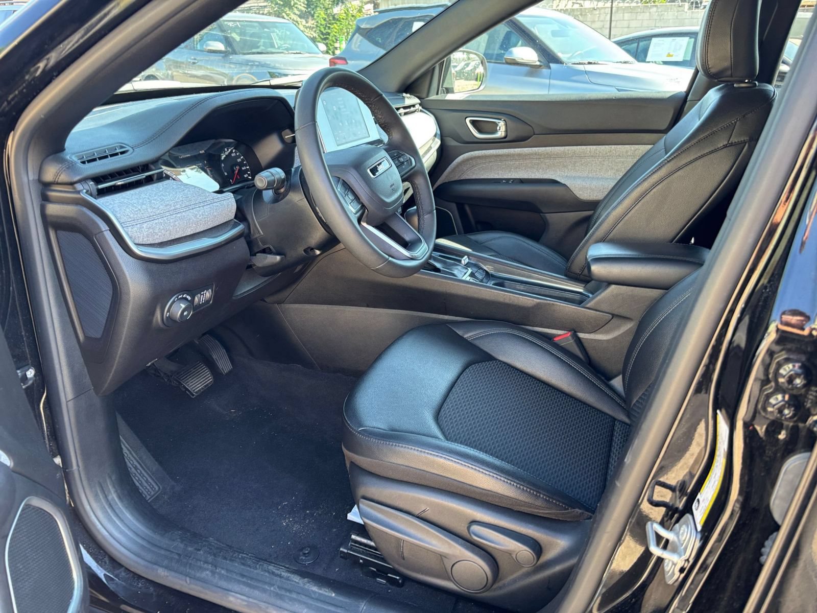 Used 2025 Jeep Compass Latitude AWD/4WD image 25