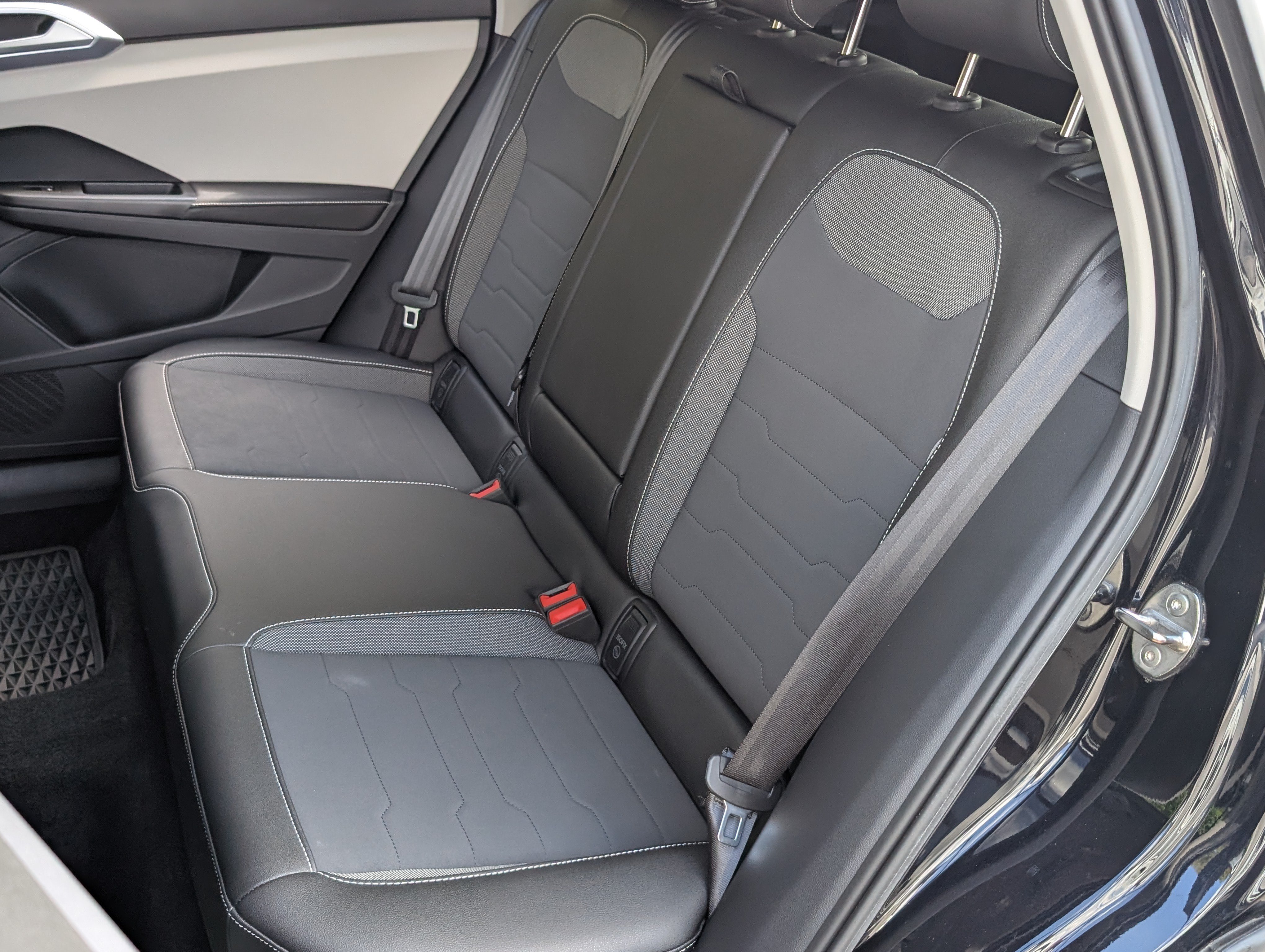 Used 2025 Volkswagen Taos SE w/ Panoramic Sunroof Package FWD image 18