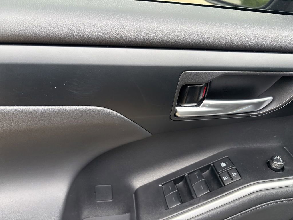 Used 2025 Toyota Highlander XLE AWD/4WD image 12