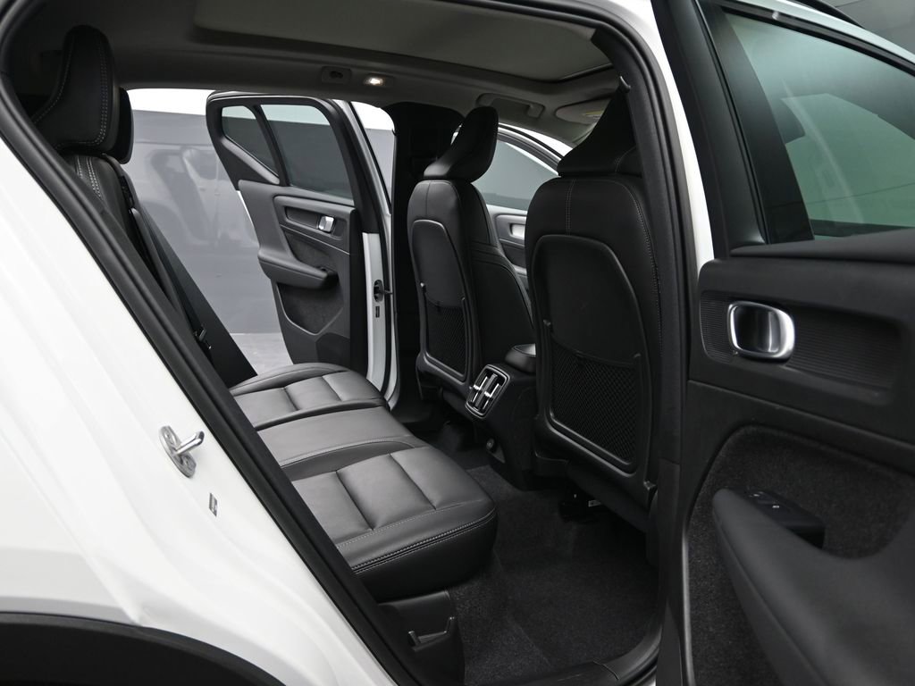 Used 2025 Volvo XC40 B5 Plus image 16
