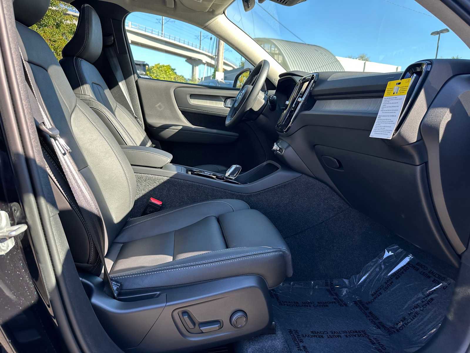 Used 2025 Volvo XC40 B5 Plus w/ Climate Package image 11