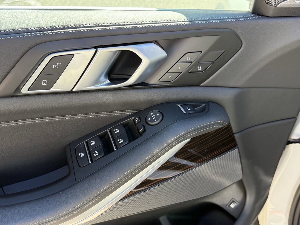 Used 2025 BMW X5 xDrive50e w/ Premium Package image 17