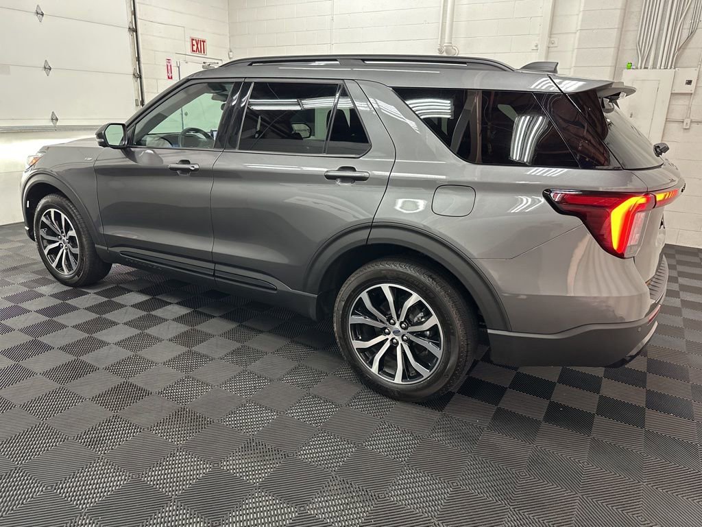 Used 2025 Ford Explorer ST-Line AWD/4WD image 7