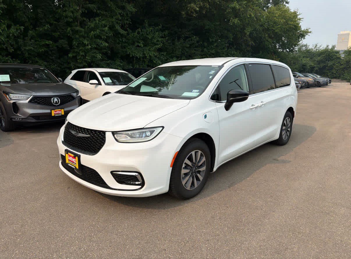 Used 2024 Chrysler Pacifica Limited FWD image 4