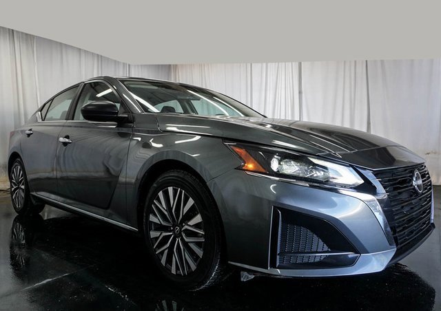 Used 2024 Nissan Altima 2.5 SV image 2