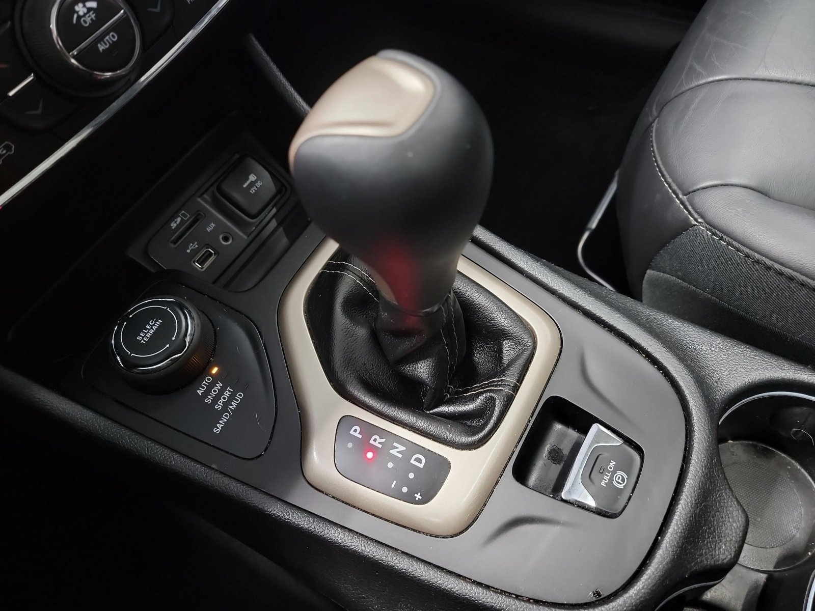 Used 2018 Jeep Cherokee Limited AWD/4WD image 33