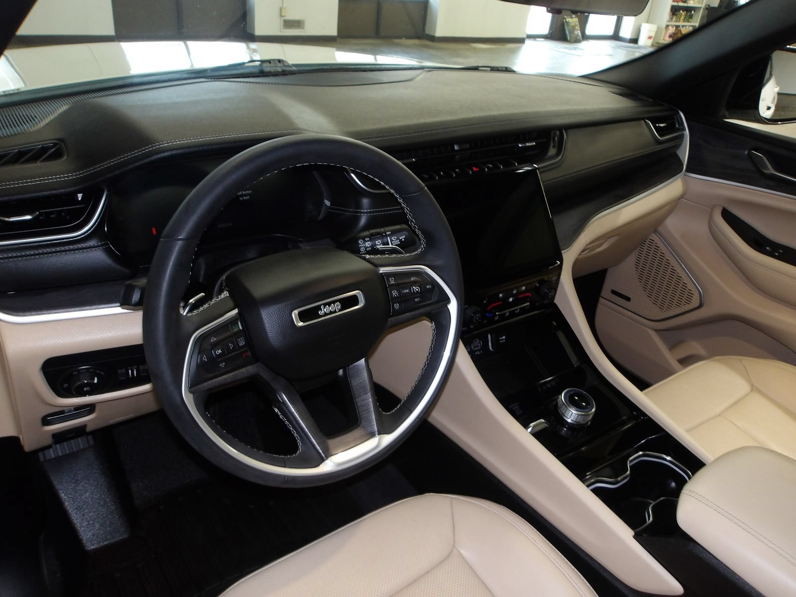Used 2023 Jeep Grand Cherokee Limited w/ Luxury Tech Group II AWD/4WD image 9