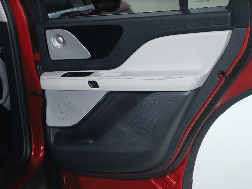 Certified 2025 Lincoln Aviator Reserve w/ Equipment Group 201A image 31