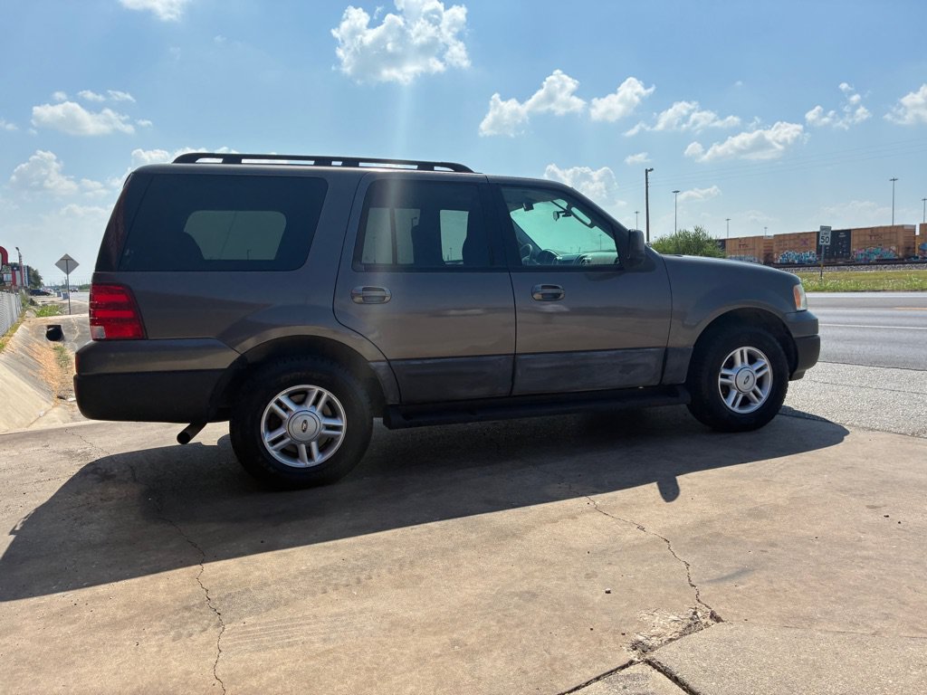Used 2005 Ford Expedition XLT AWD/4WD image 17