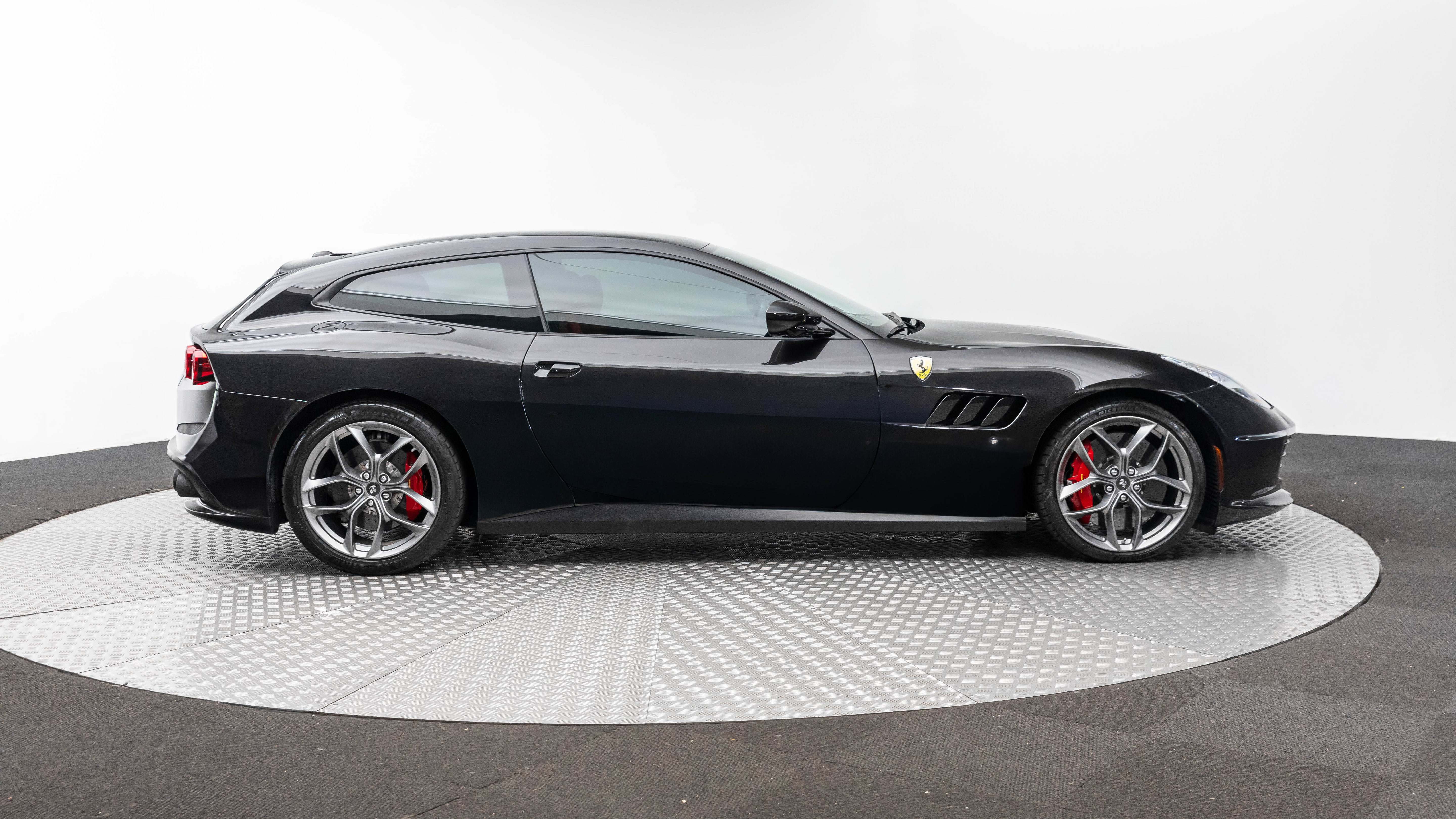 Used 2020 Ferrari GTC4Lusso T RWD image 9
