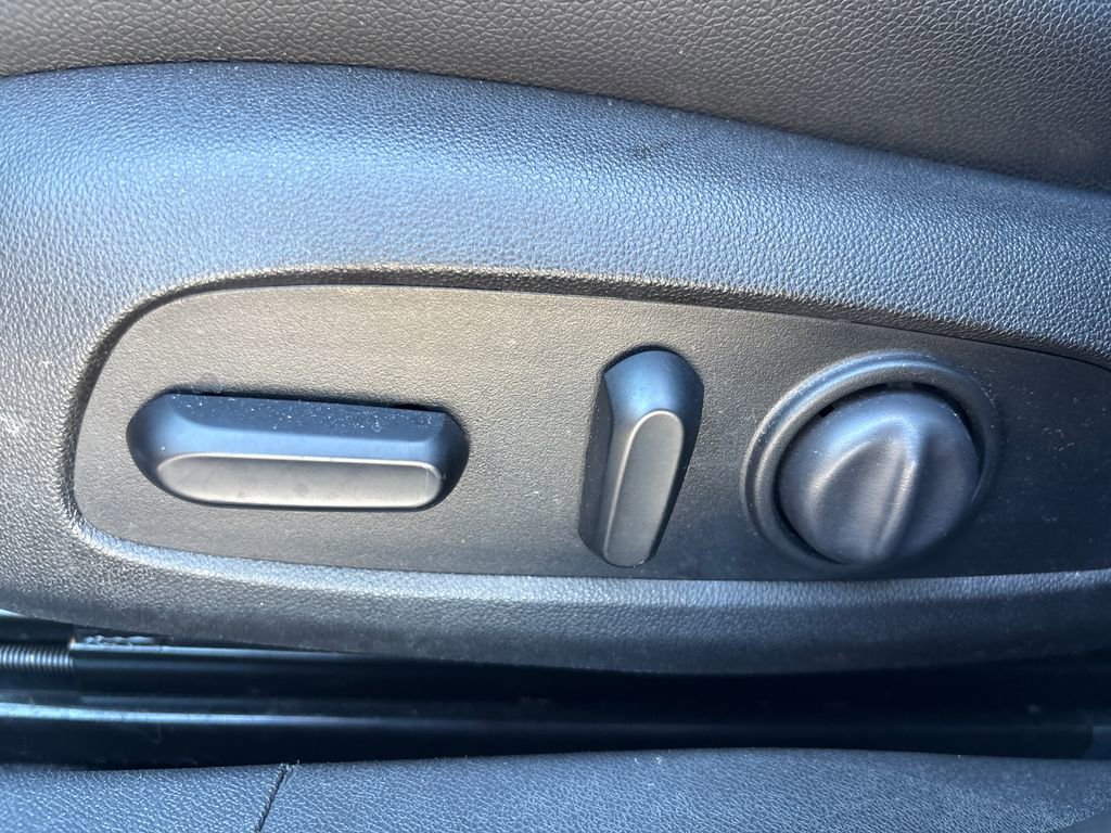 Used 2018 Chevrolet Malibu LT w/ Leather Package FWD image 22