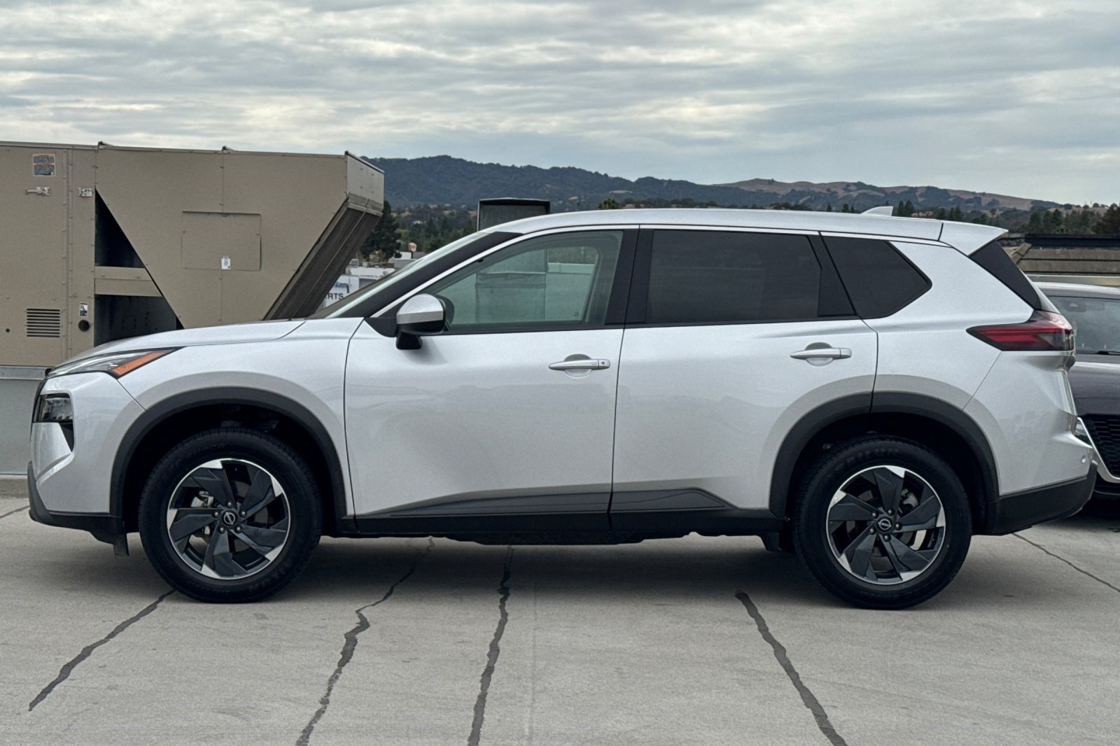 Used 2025 Nissan Rogue SV AWD/4WD image 2