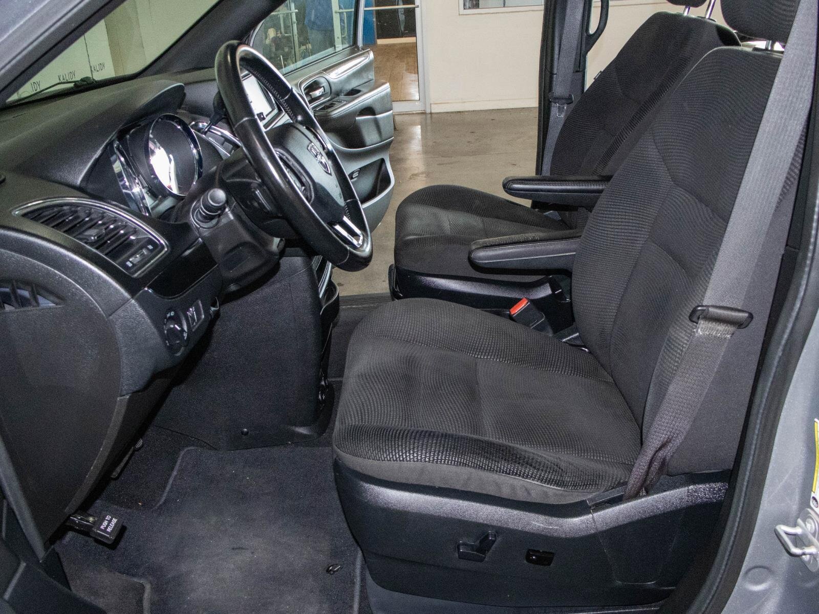 Used 2020 Dodge Grand Caravan SE image 7