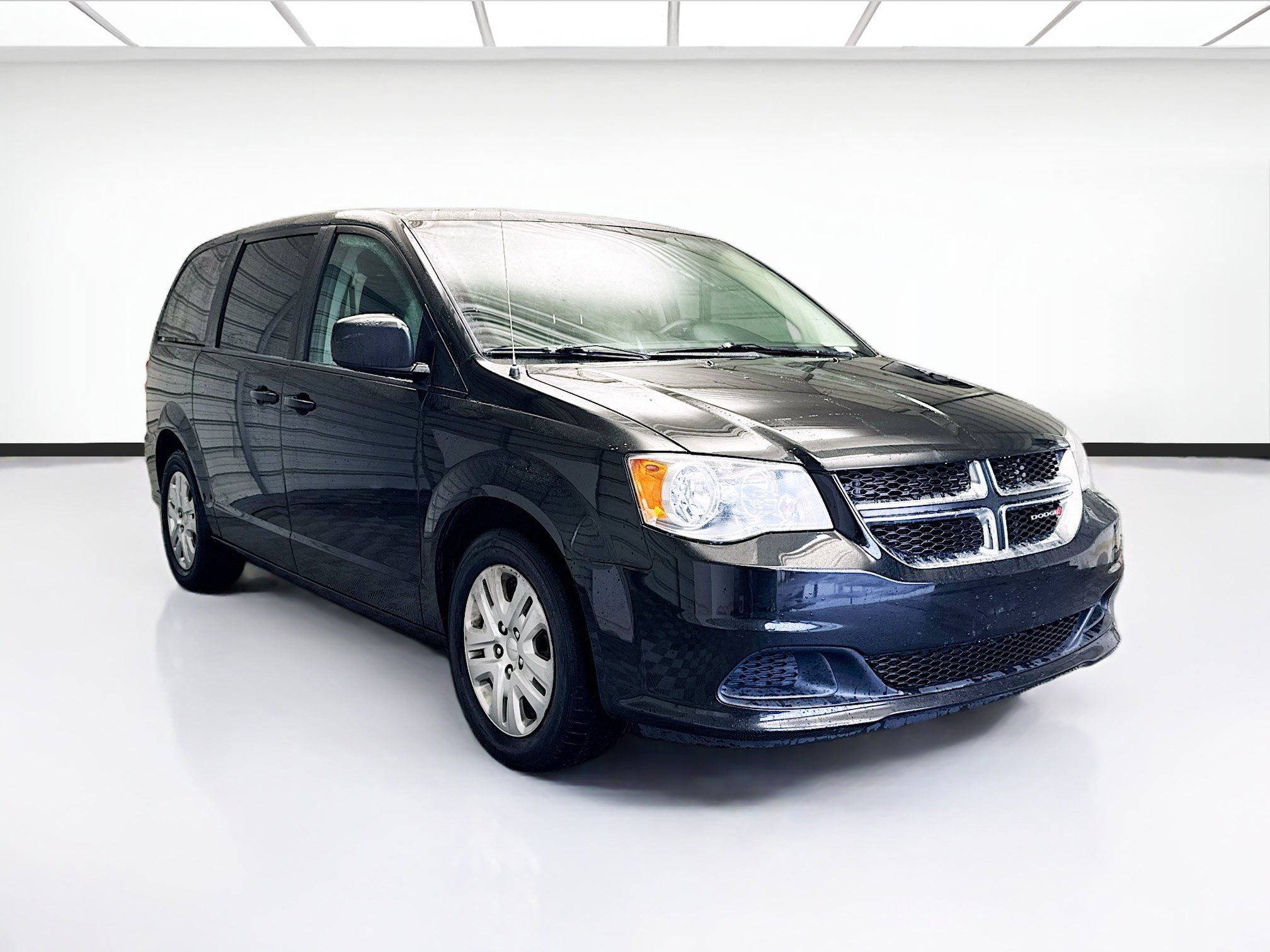 Used 2020 Dodge Grand Caravan SE image 3