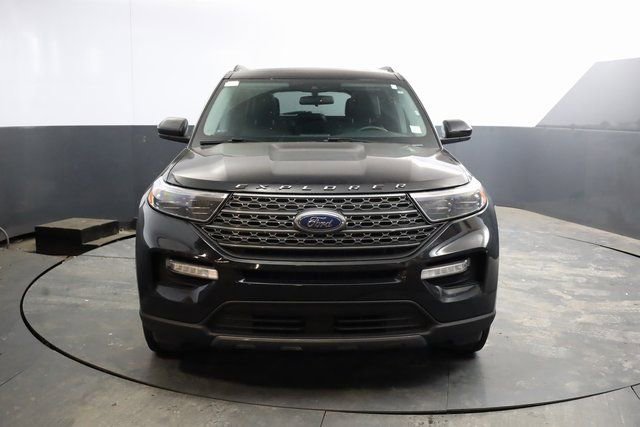 Used 2023 Ford Explorer XLT w/ Equipment Group 202A AWD/4WD image 3
