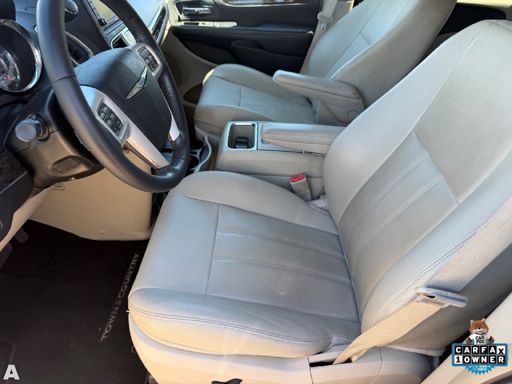 Used 2014 Chrysler Town & Country Touring FWD image 15