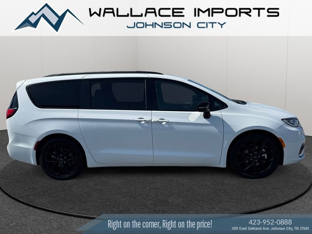 Used 2025 Chrysler Pacifica Limited FWD image 6