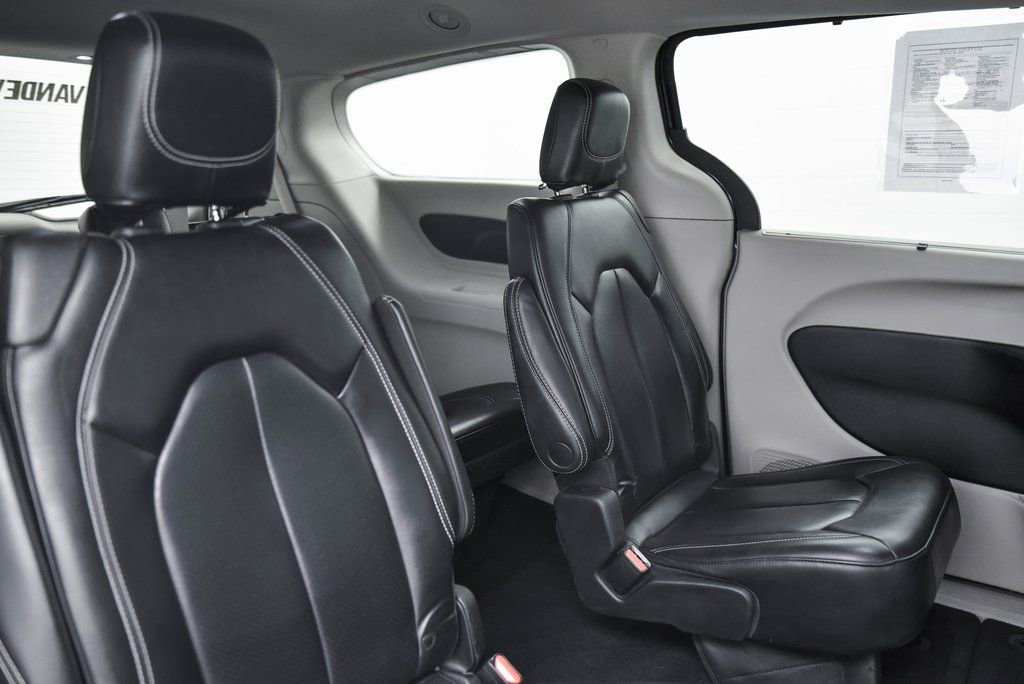 Used 2023 Chrysler Pacifica Touring-L image 15