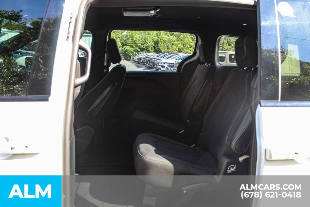 Used 2019 Chrysler Pacifica Touring Plus w/ S Appearance Package FWD image 17