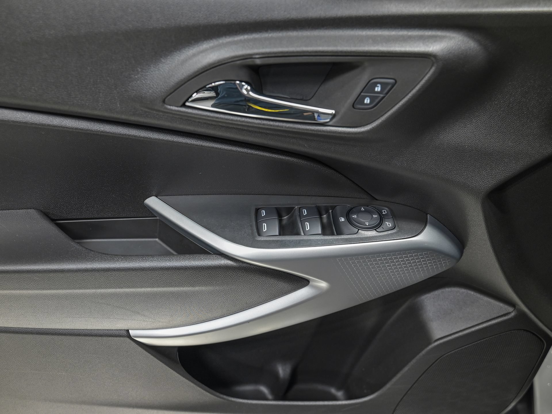 Used 2025 Chevrolet Trax LS FWD image 14