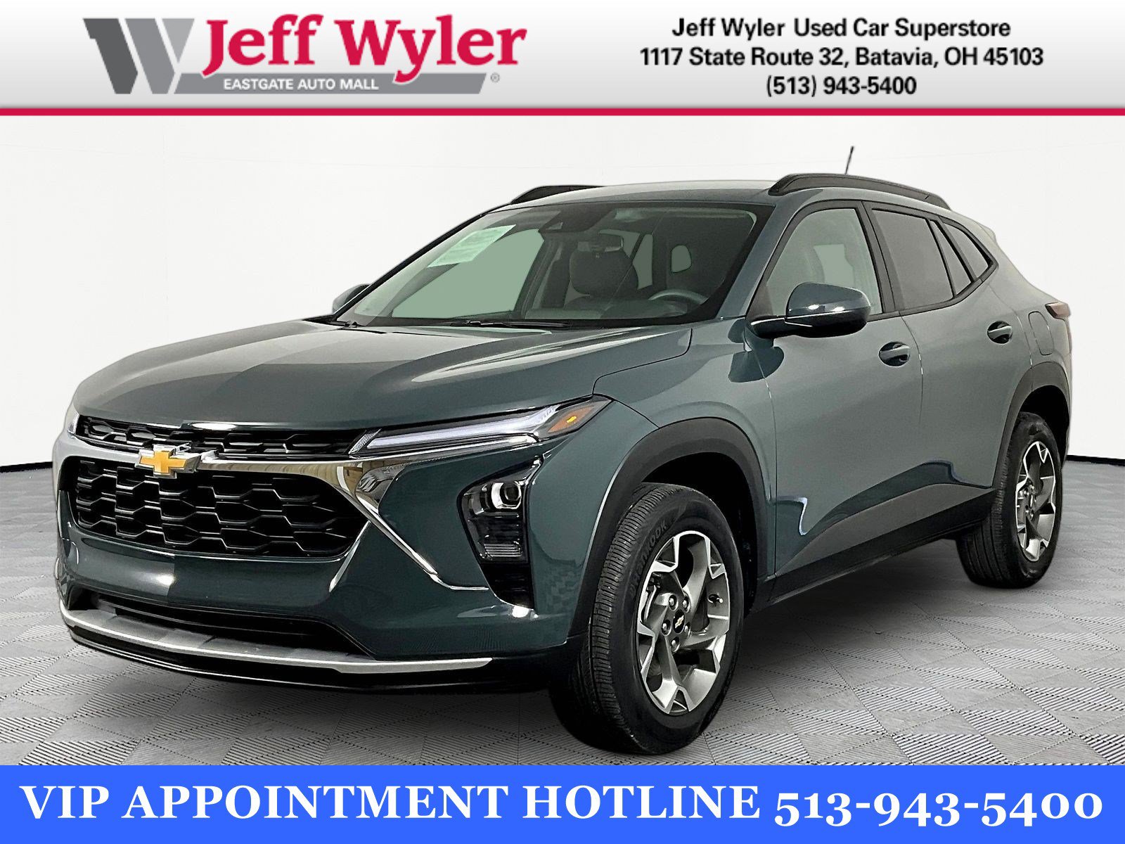 Used 2025 Chevrolet Trax LT FWD image 1