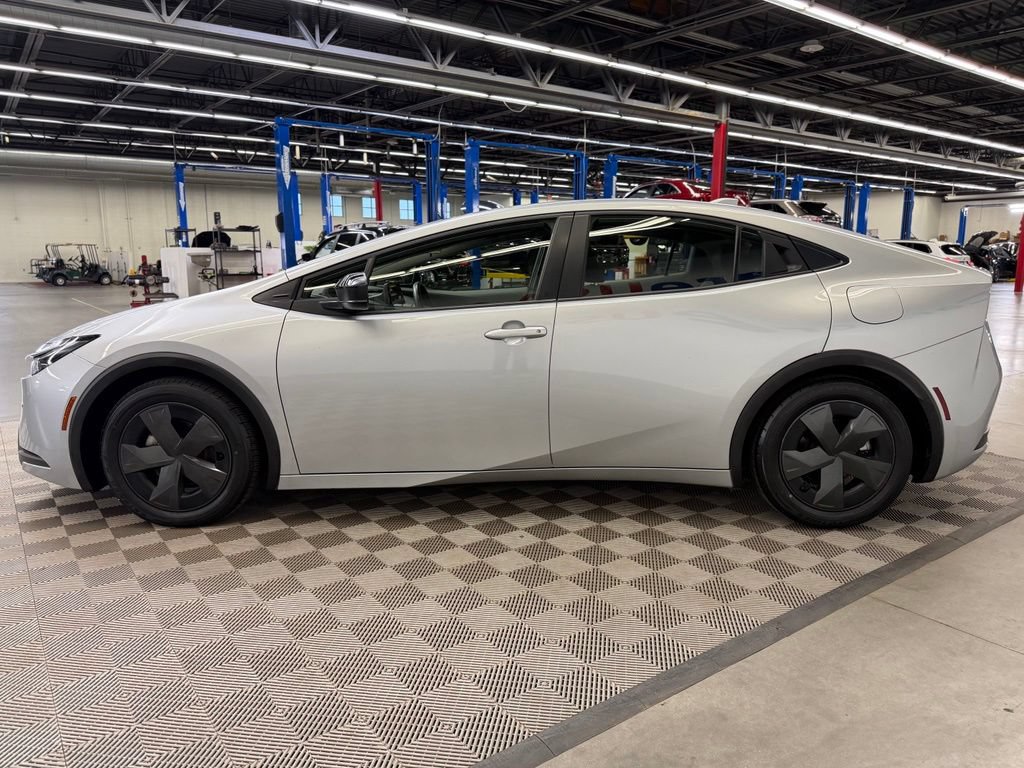 Used 2025 Toyota Prius LE FWD image 4