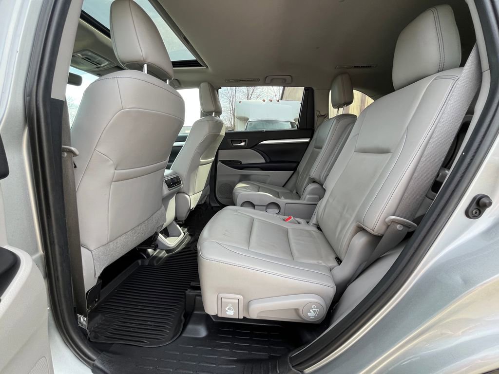 Used 2019 Toyota Highlander XLE image 17