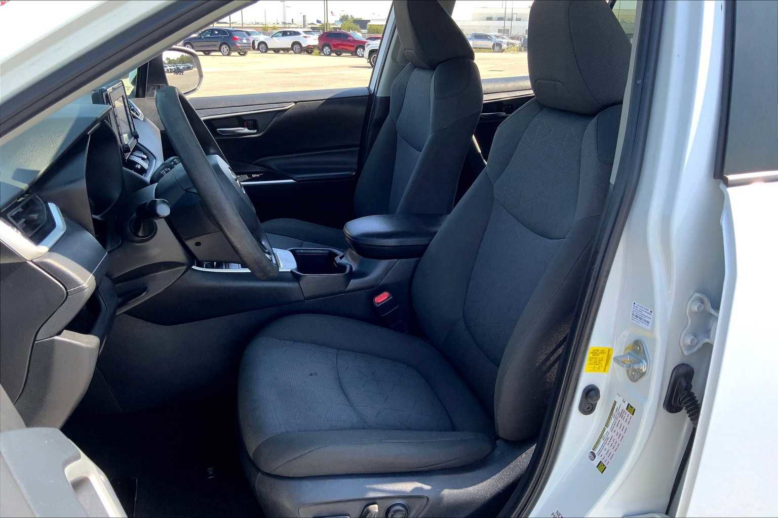 Used 2022 Toyota RAV4 XLE FWD image 8