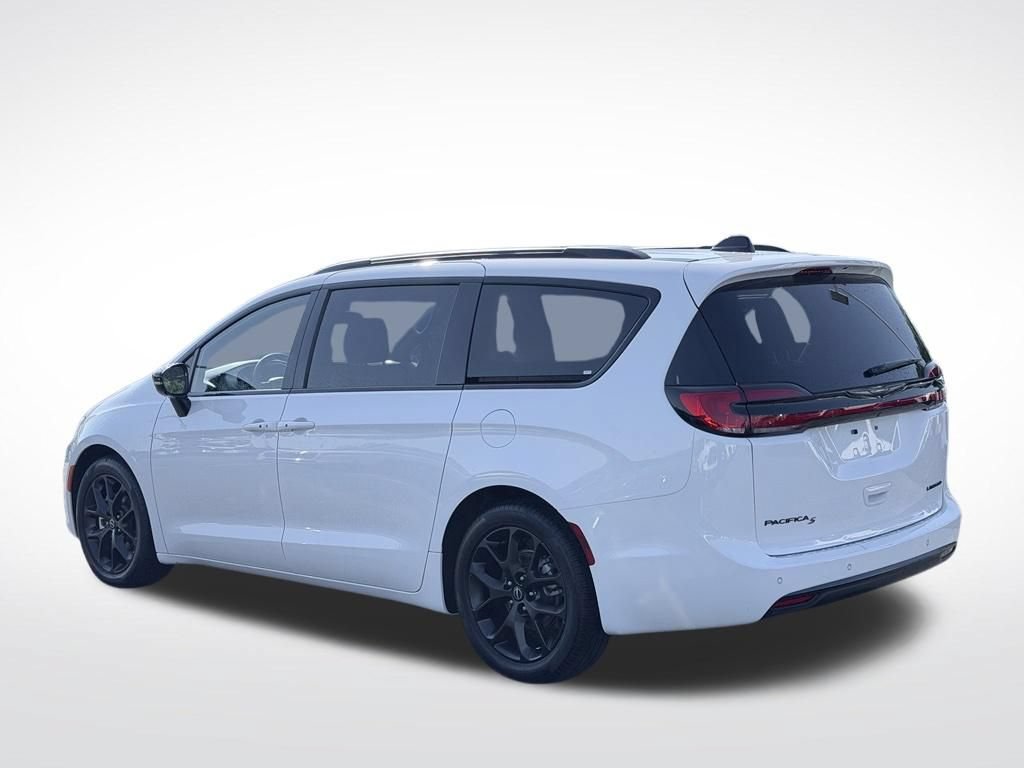 Used 2025 Chrysler Pacifica Limited FWD image 9