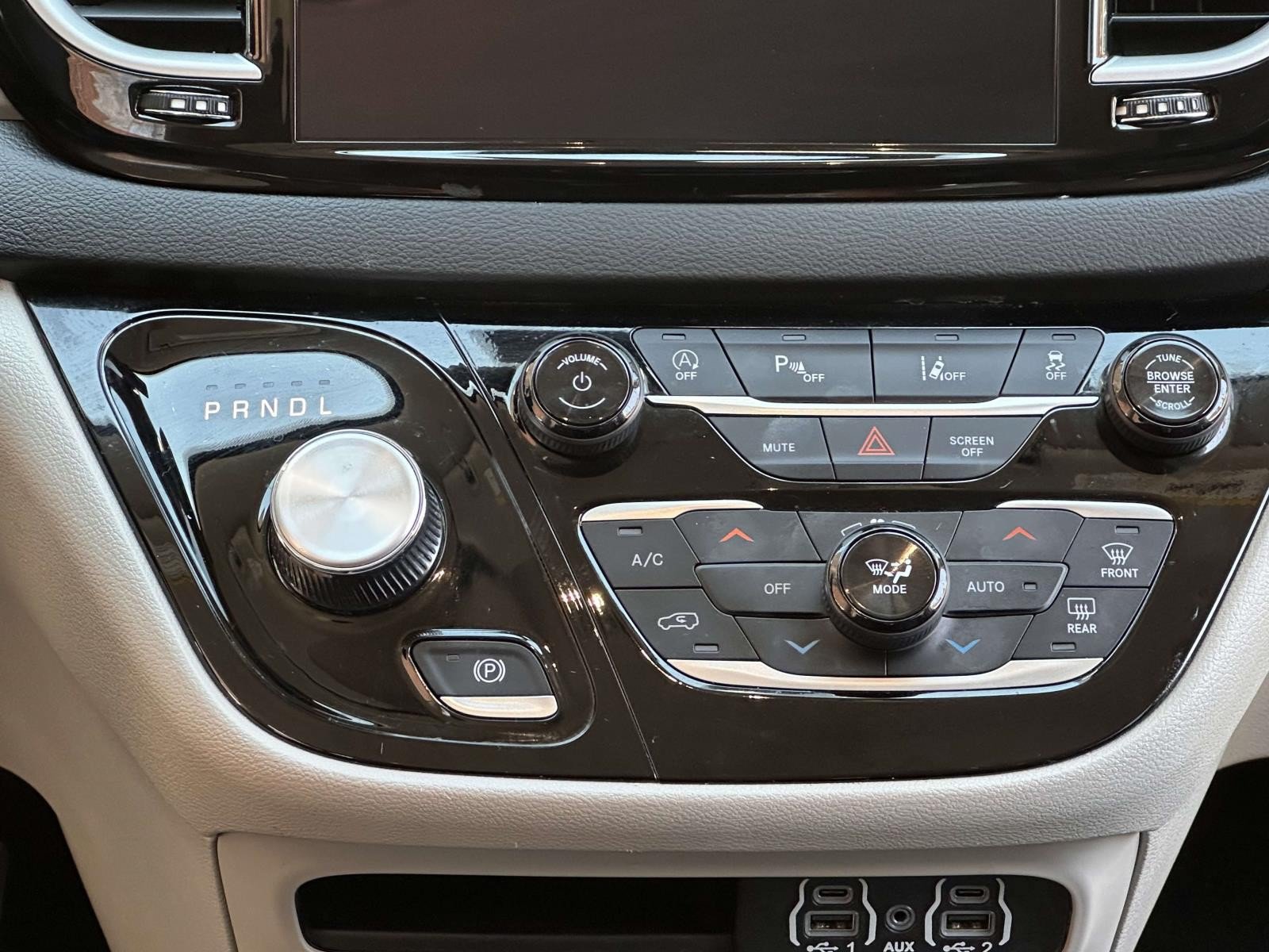 Used 2024 Chrysler Pacifica Touring-L FWD image 21