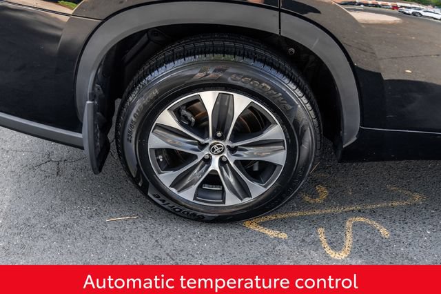 Used 2023 Toyota Highlander XLE AWD/4WD image 7
