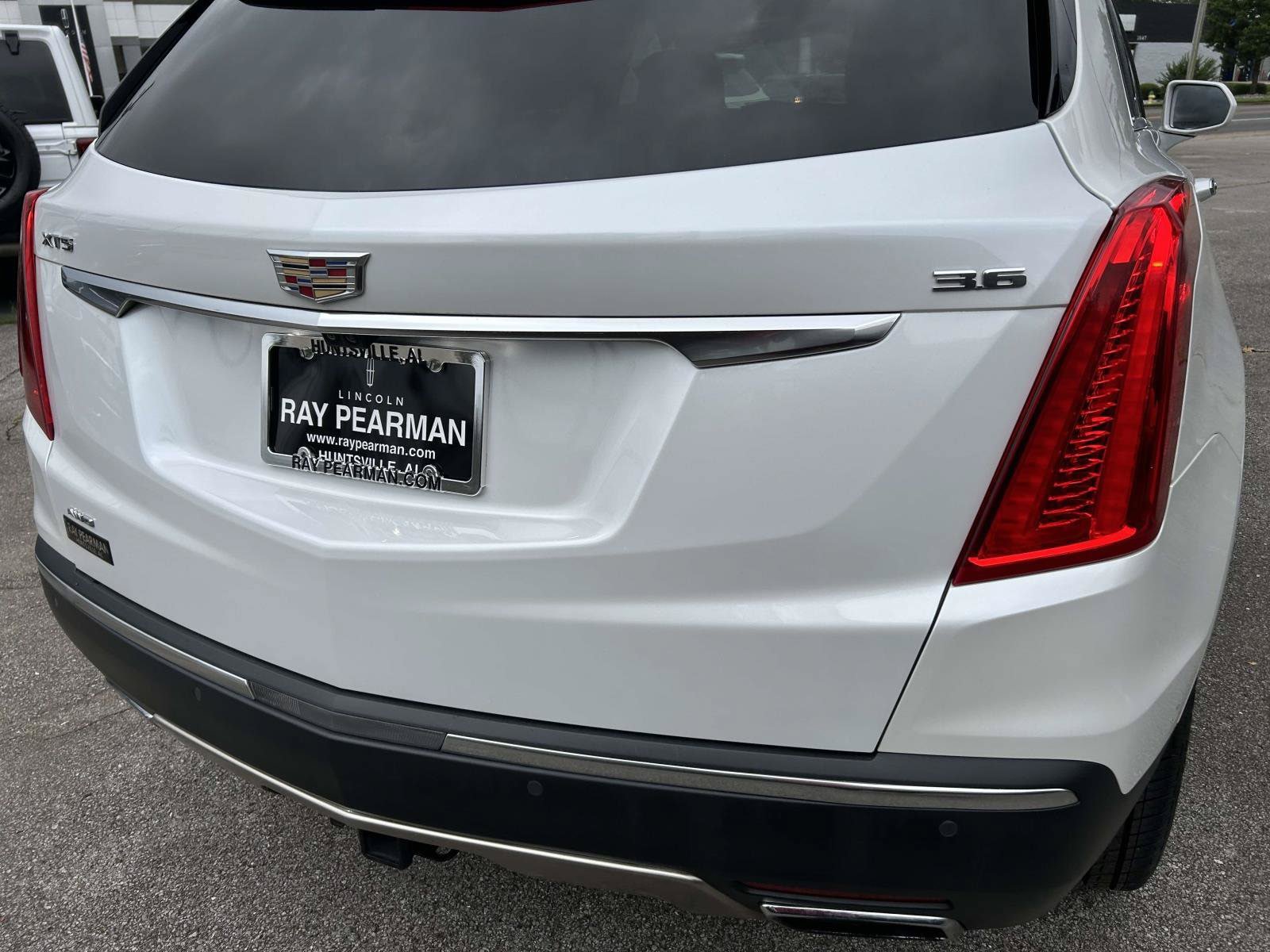 Used 2017 Cadillac XT5 Platinum w/ Driver Assist Package AWD/4WD image 4