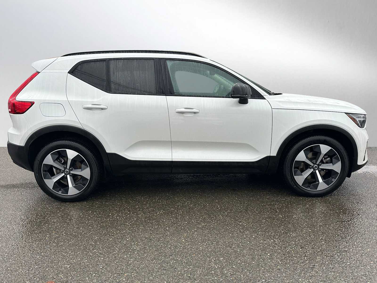 Used 2025 Volvo XC40 B5 Plus w/ Protection Package Premier image 2