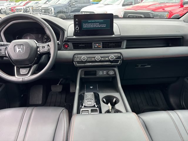 Used 2025 Honda Pilot TrailSport image 6