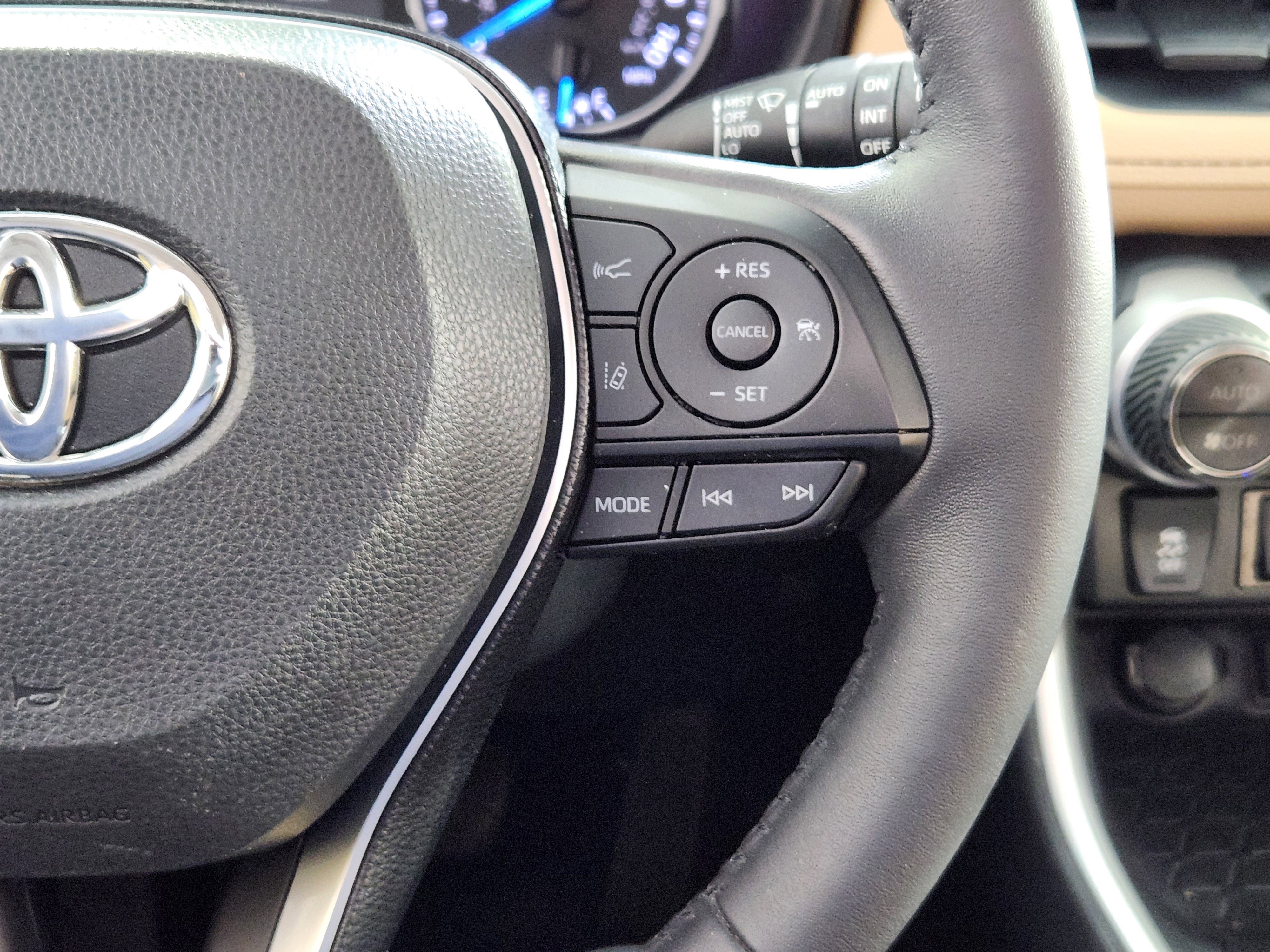 Used 2020 Toyota RAV4 XLE image 19