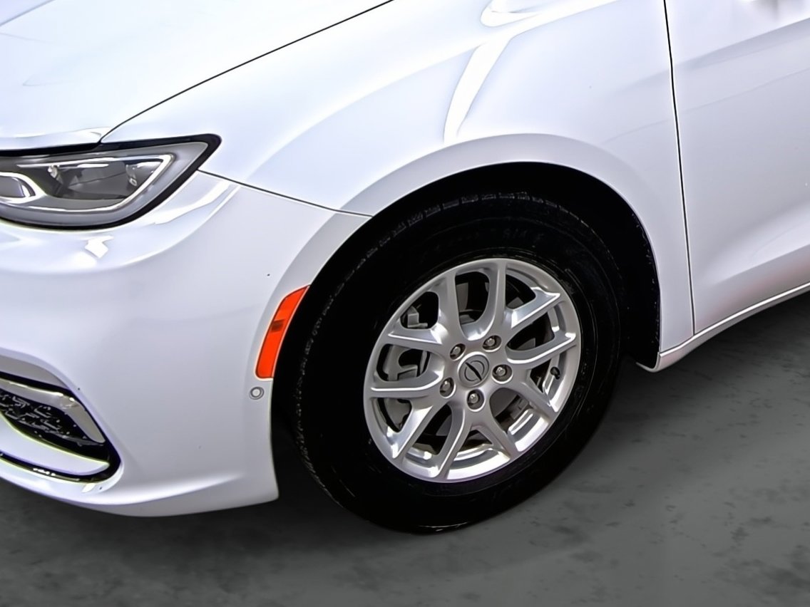 Used 2022 Chrysler Pacifica Touring-L w/ Uconnect Theater Family Group FWD image 7