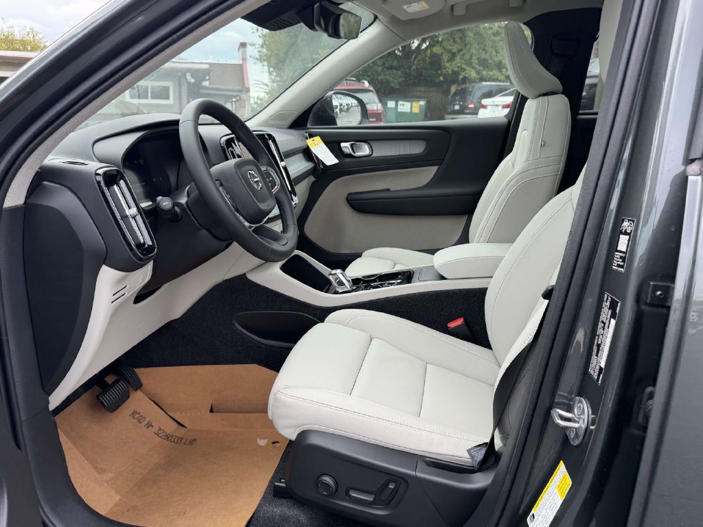New 2026 Volvo XC40 B5 Plus w/ Protection Package Premier AWD/4WD image 15