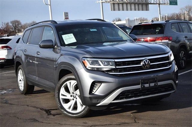 Used 2023 Volkswagen Atlas SE image 2