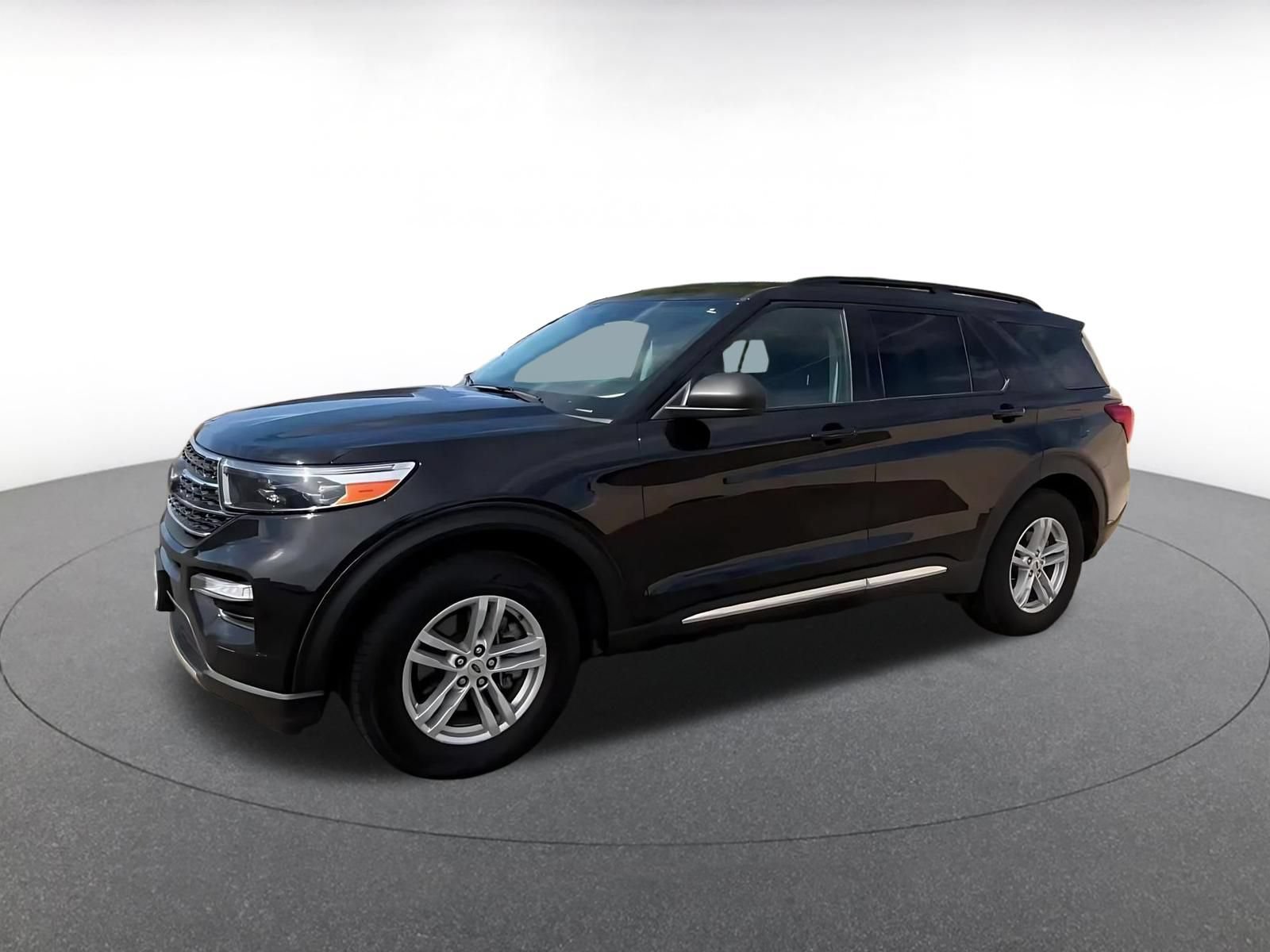 Used 2024 Ford Explorer XLT w/ Equipment Group 202A RWD image 8