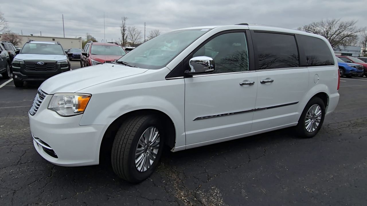 Used 2014 Chrysler Town & Country Limited w/ Luxury Group FWD image 4