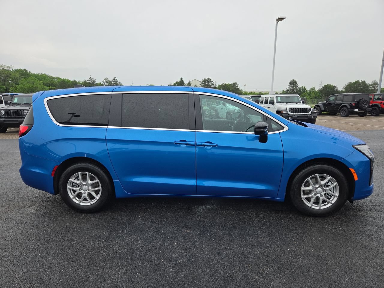 New 2027 Chrysler Pacifica Select w/ Family Tech Group FWD image 8