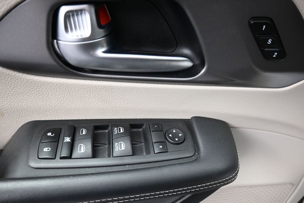 Used 2023 Chrysler Pacifica Touring-L FWD image 27