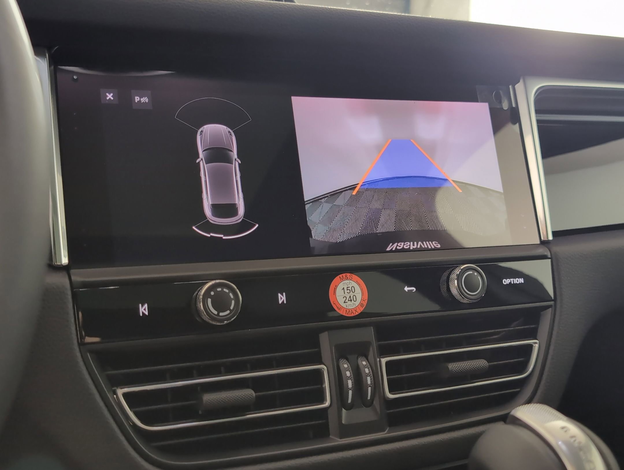 Certified 2025 Porsche Macan AWD/4WD image 23